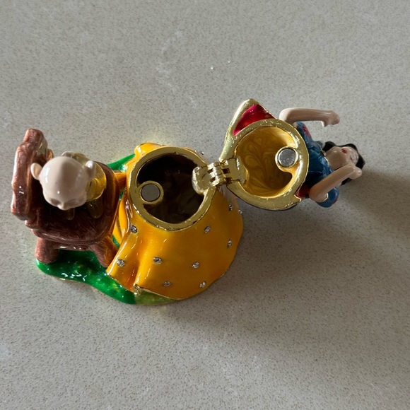 RARE Disney Collectible Snow White Kissing Dopey (standing on stool). Pristine - Picture 5 of 10